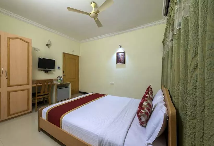 Hotel Raj Comforts   Golf View