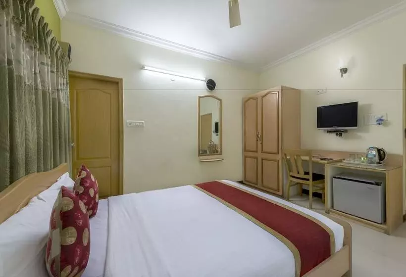 Hotel Raj Comforts   Golf View