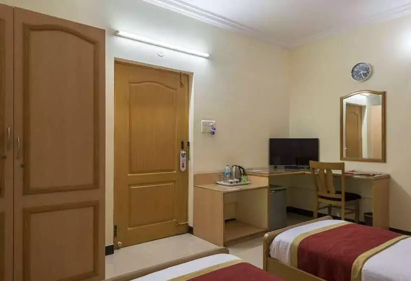 Hotel Raj Comforts   Golf View