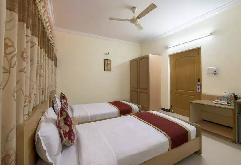 Hotel Raj Comforts   Golf View