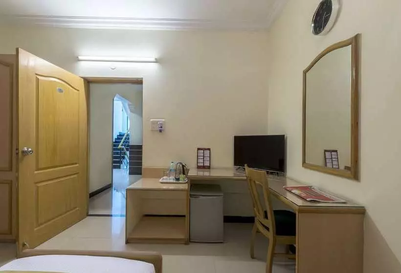 Hotel Raj Comforts   Golf View