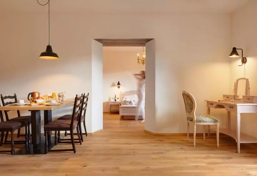 Отель Historic Guesthouse Bircher B&b Apartments By Sterzing