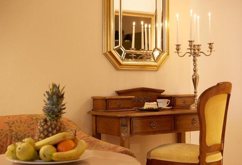 Отель Historic Guesthouse Bircher B&b Apartments By Sterzing