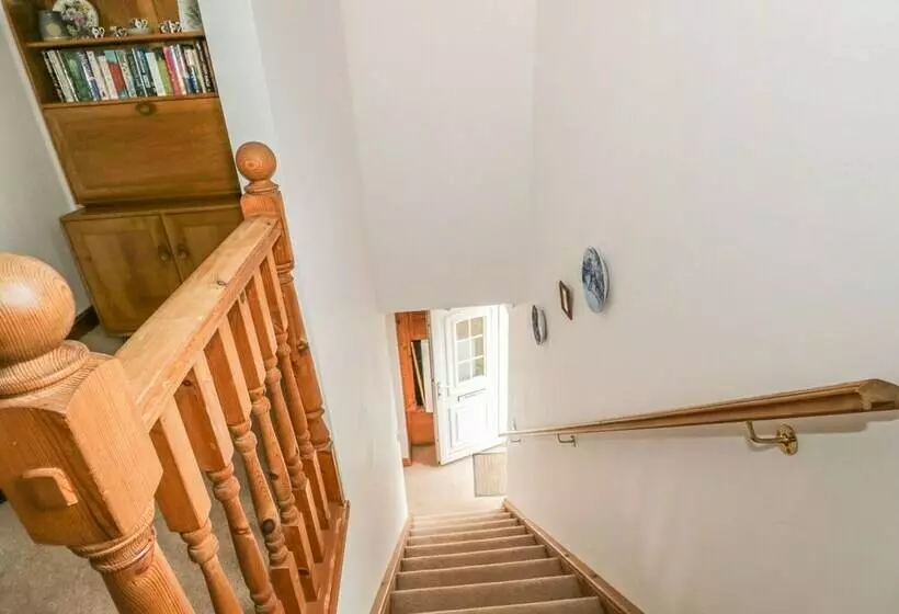 1 Park Nook Close