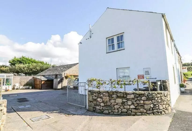 1 Park Nook Close