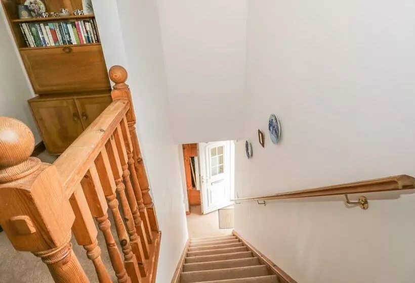 1 Park Nook Close