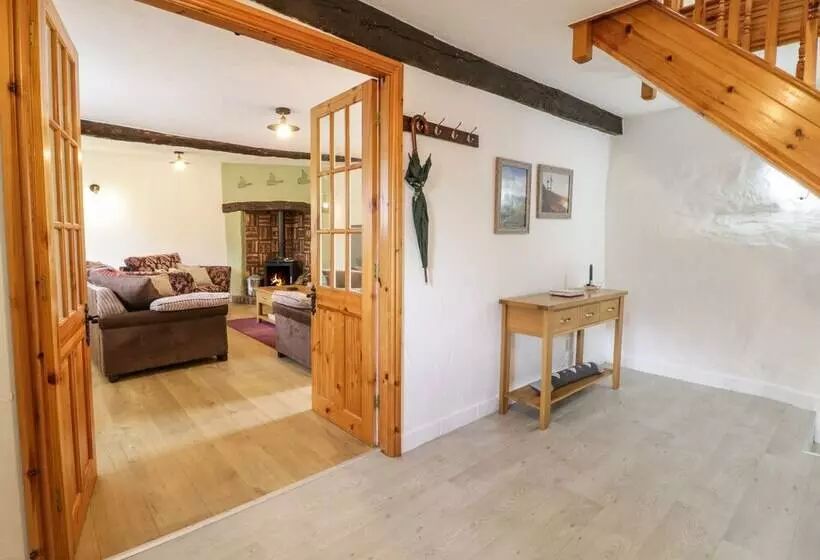 Cyffdy Cottage   Tegid