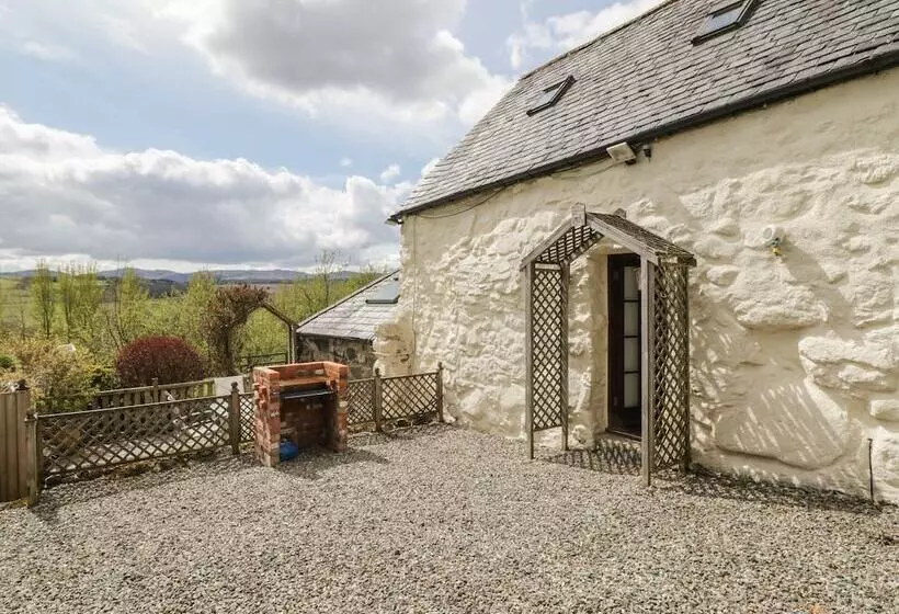 Cyffdy Cottage   Tegid