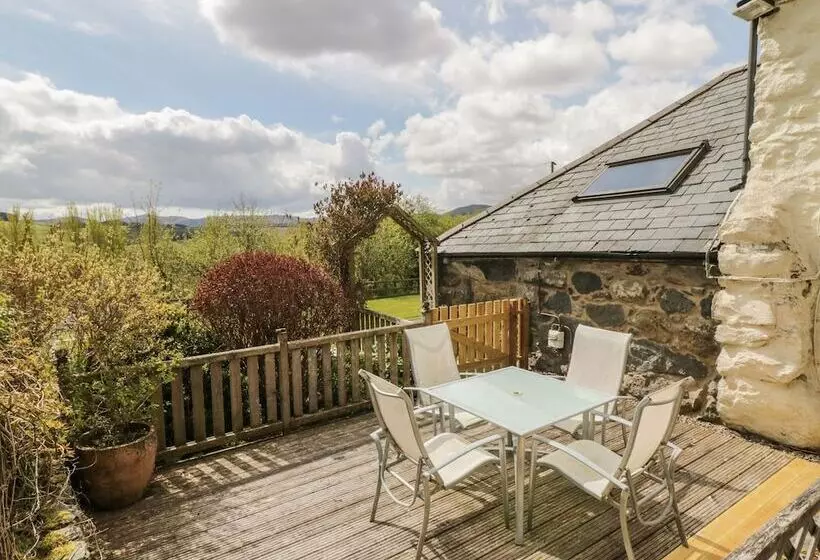 Cyffdy Cottage   Tegid