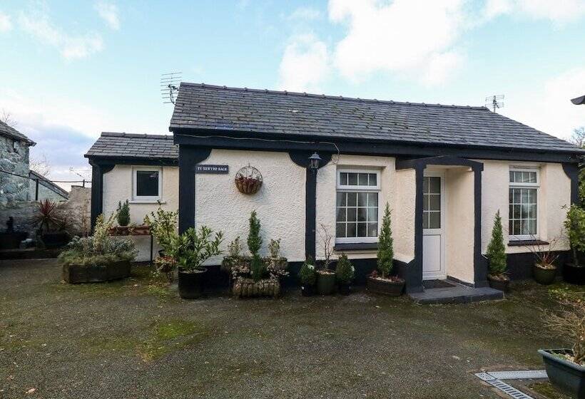 Ty Newydd Bach