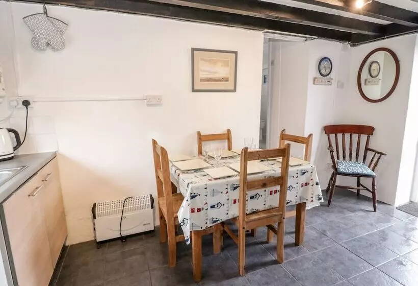 Bron Heulog Cottage