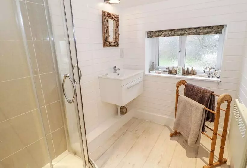 Bron Heulog Cottage