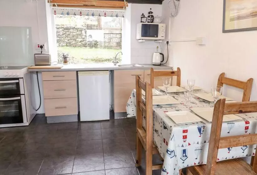 Bron Heulog Cottage