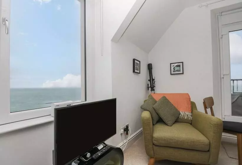 Headland Apt 17