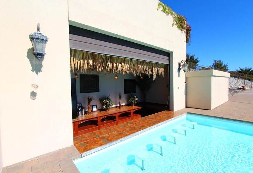 هتل D Monaco Luxury Resort