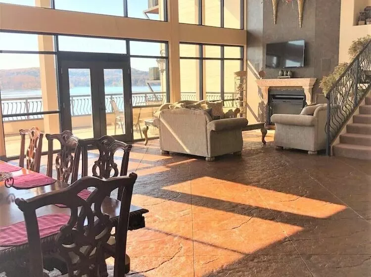 Hotelli D Monaco Luxury Resort