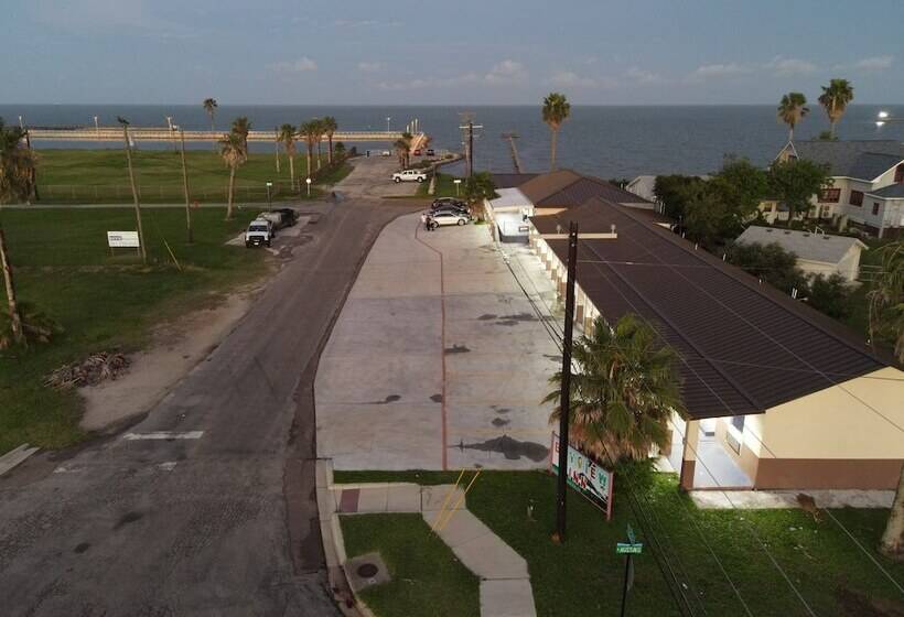 فندق على الطريق Bay View Inn