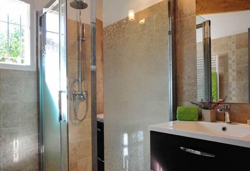 بنسيون Gite Les Aiguillans