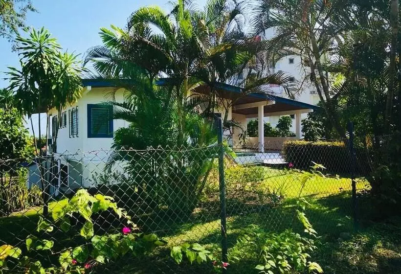 ペンション La Perla De Farallon Bed And Breakfast