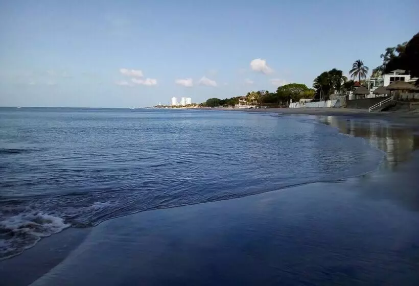ペンション La Perla De Farallon Bed And Breakfast