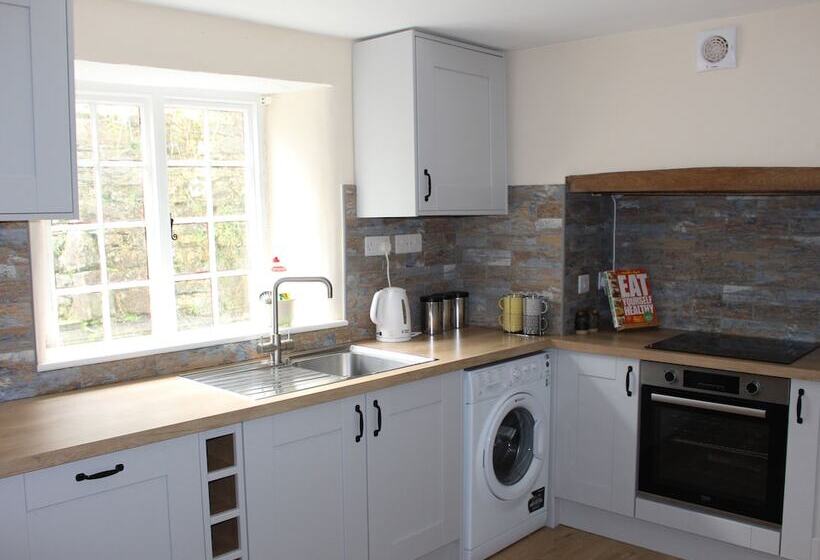 Tuckermarsh Quay River Cottage 2