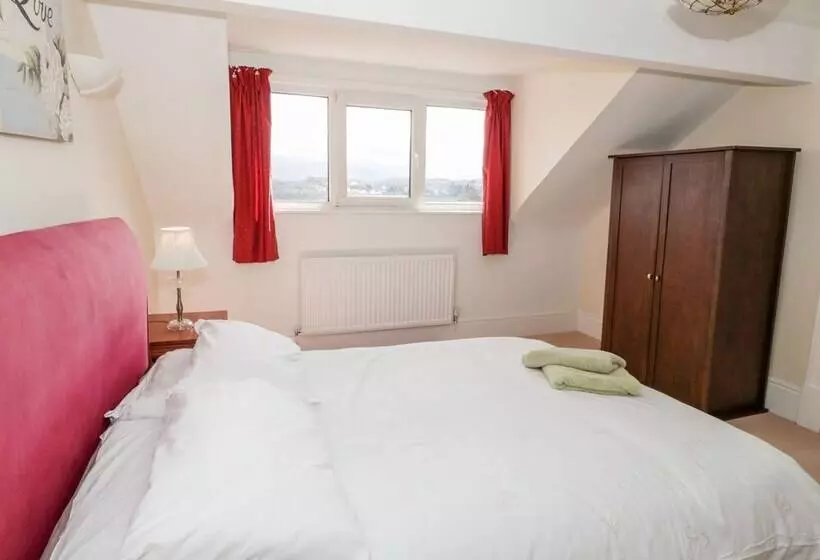 11 Glyn Garth Mews