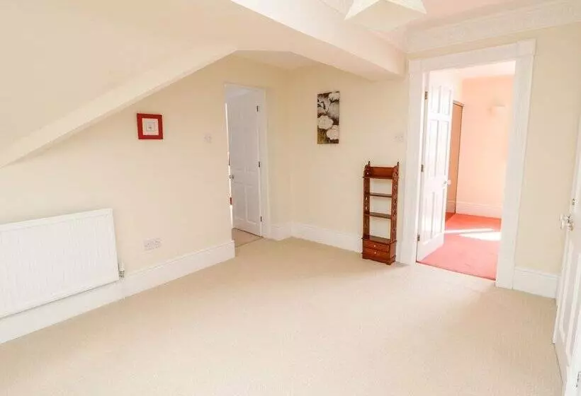 11 Glyn Garth Mews