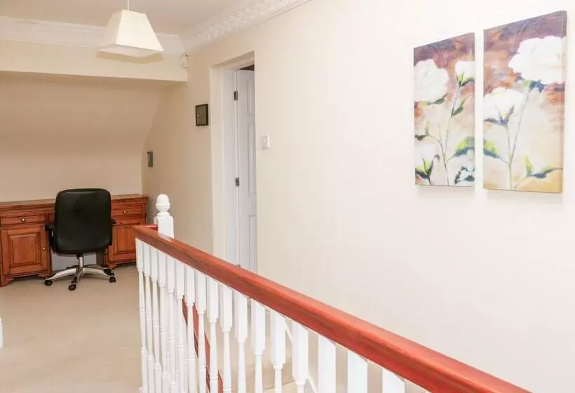 11 Glyn Garth Mews