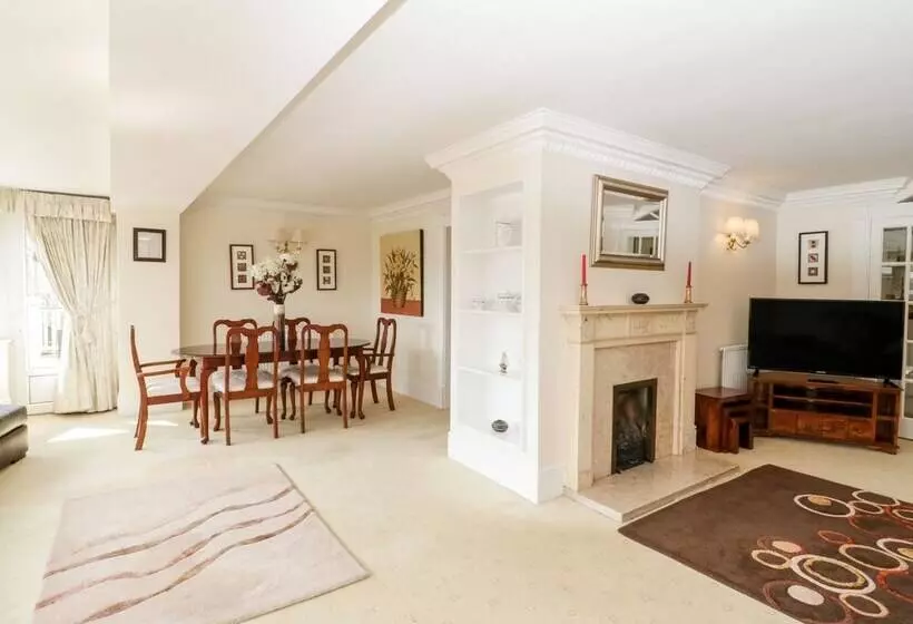 11 Glyn Garth Mews