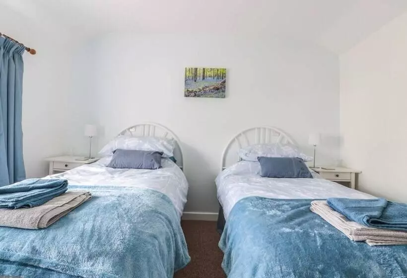 25 Parragate Road