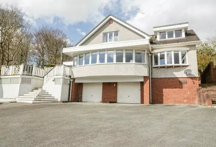 11 Glyn Garth Mews
