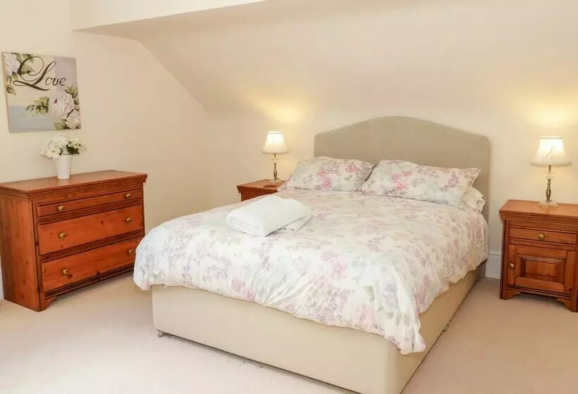 11 Glyn Garth Mews