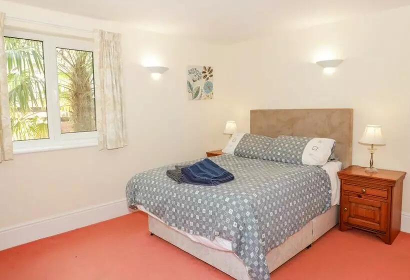 11 Glyn Garth Mews