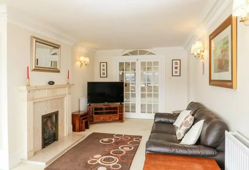 11 Glyn Garth Mews