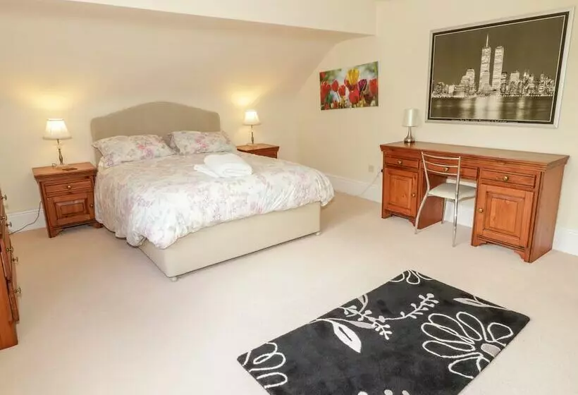 11 Glyn Garth Mews