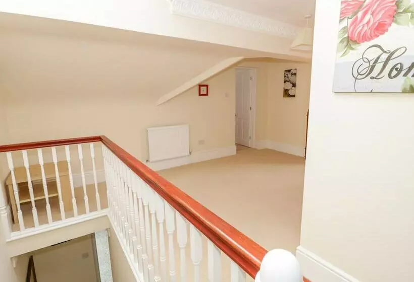 11 Glyn Garth Mews