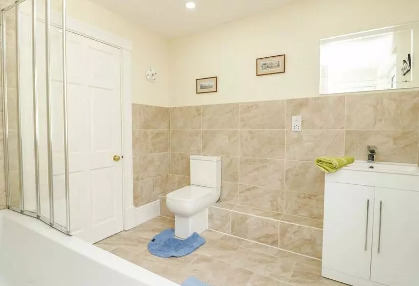 11 Glyn Garth Mews