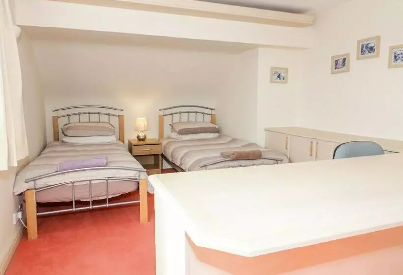 11 Glyn Garth Mews