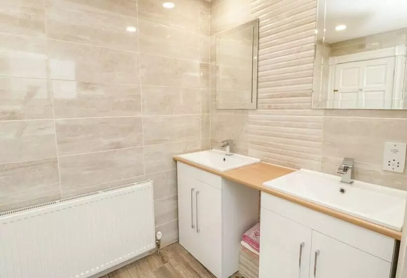 11 Glyn Garth Mews