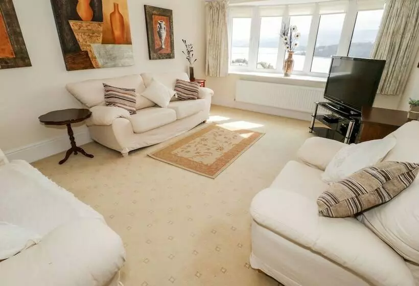 11 Glyn Garth Mews