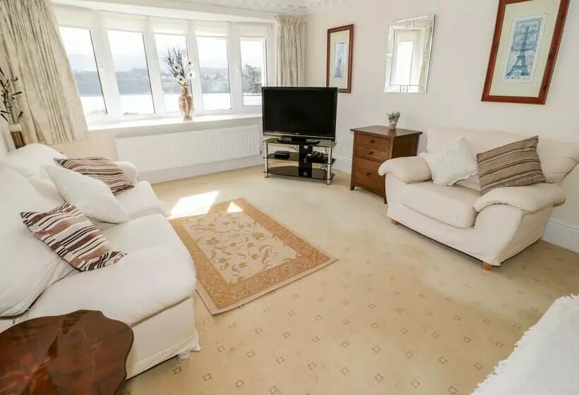 11 Glyn Garth Mews