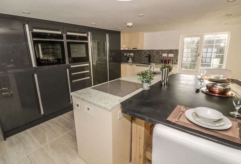 Lower Tundridge Cottage