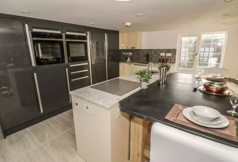 Lower Tundridge Cottage