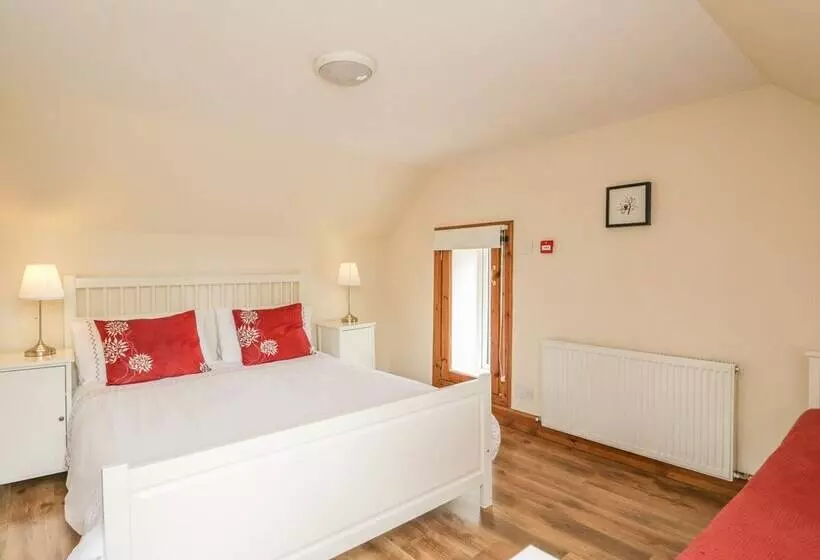 10 Monarch Country Apartments