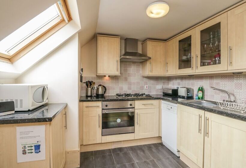 10 Monarch Country Apartments