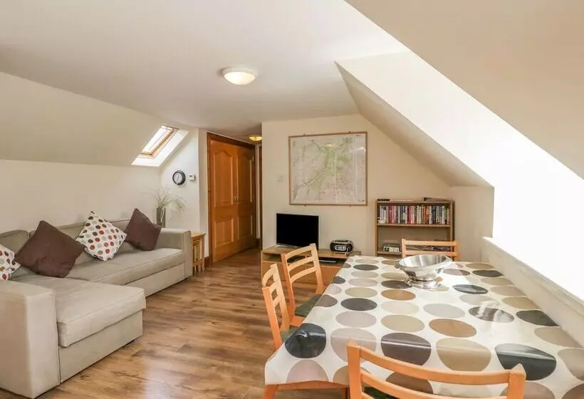 10 Monarch Country Apartments