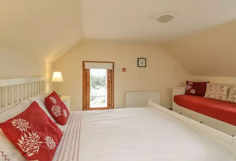 10 Monarch Country Apartments