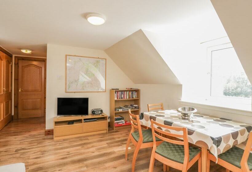 10 Monarch Country Apartments