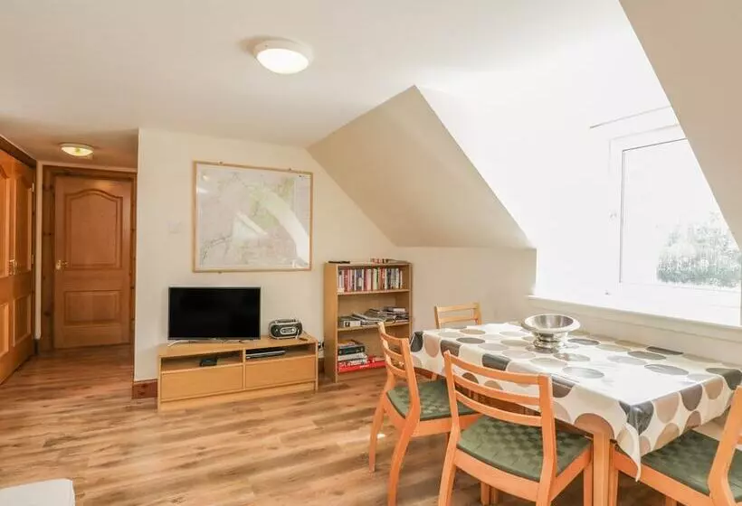 10 Monarch Country Apartments