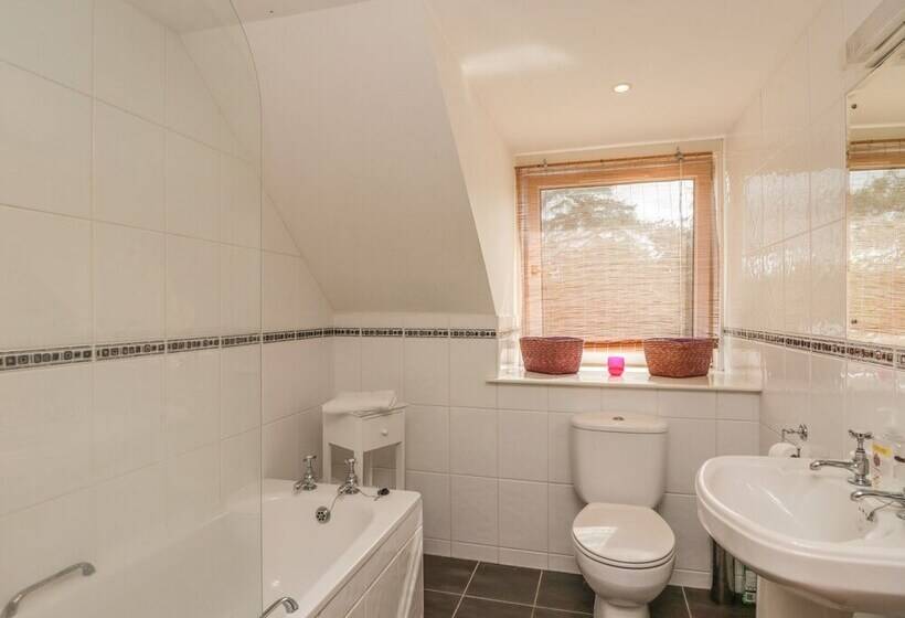 10 Monarch Country Apartments